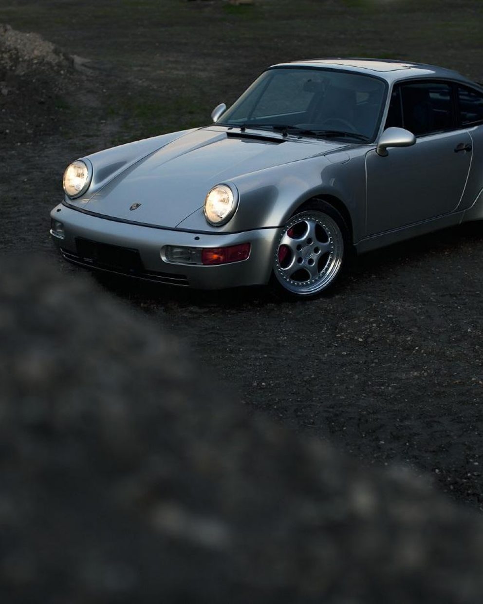 Porsche 964 3,6 Turbo auf Schotterstraße