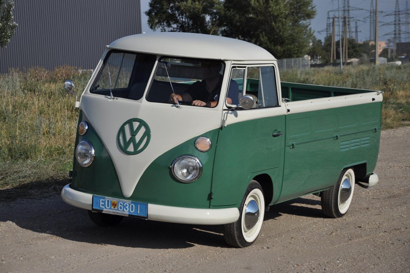 Volkswagen T1 Pritsche auf einem Feldweg