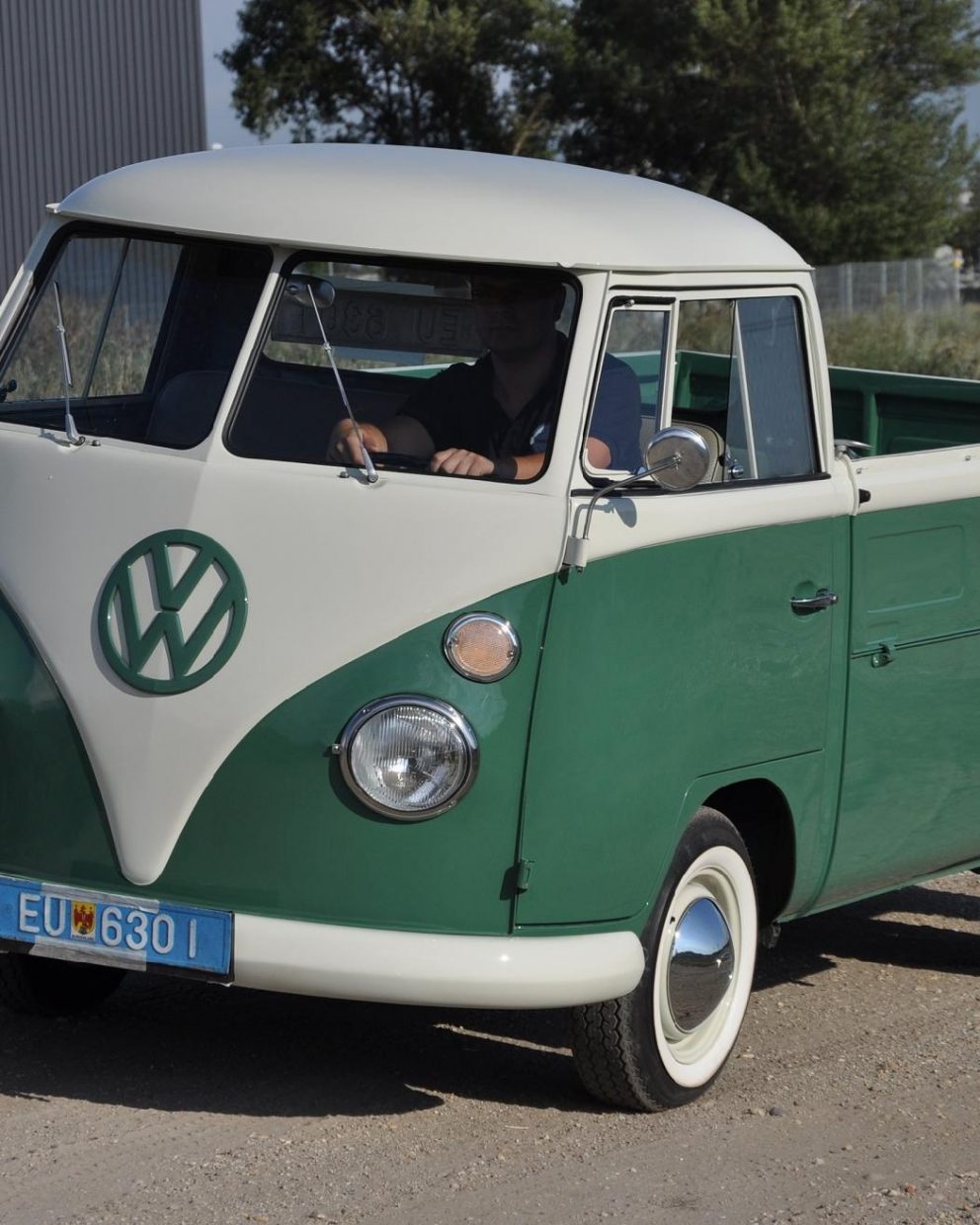 Volkswagen T1 Pritsche auf einem Feldweg