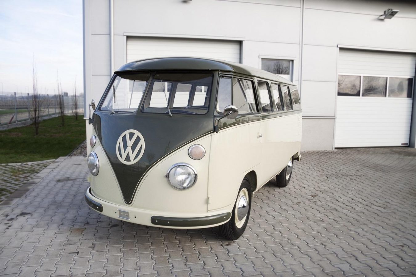 Volkswagen T1 Micro vor Garage