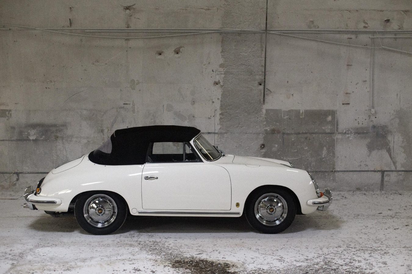 Weißer Porsche 356 BT6 Cabrio von der Seite