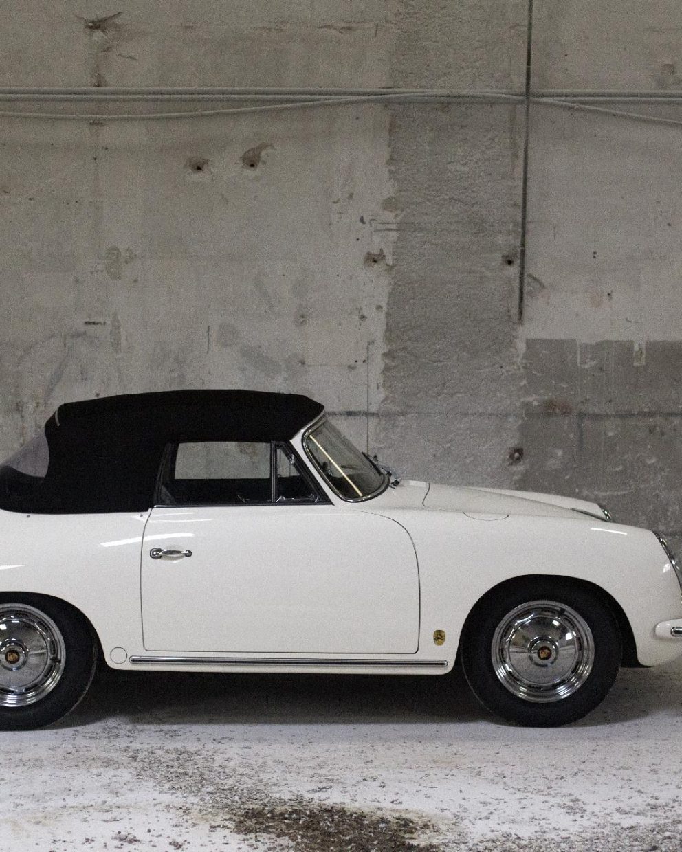 Weißer Porsche 356 BT6 Cabrio von der Seite