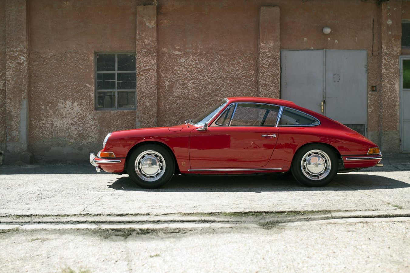 Glänzender roter Porsche 911 SWB von der Seite