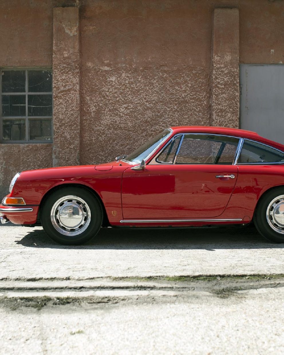 Glänzender roter Porsche 911 SWB von der Seite