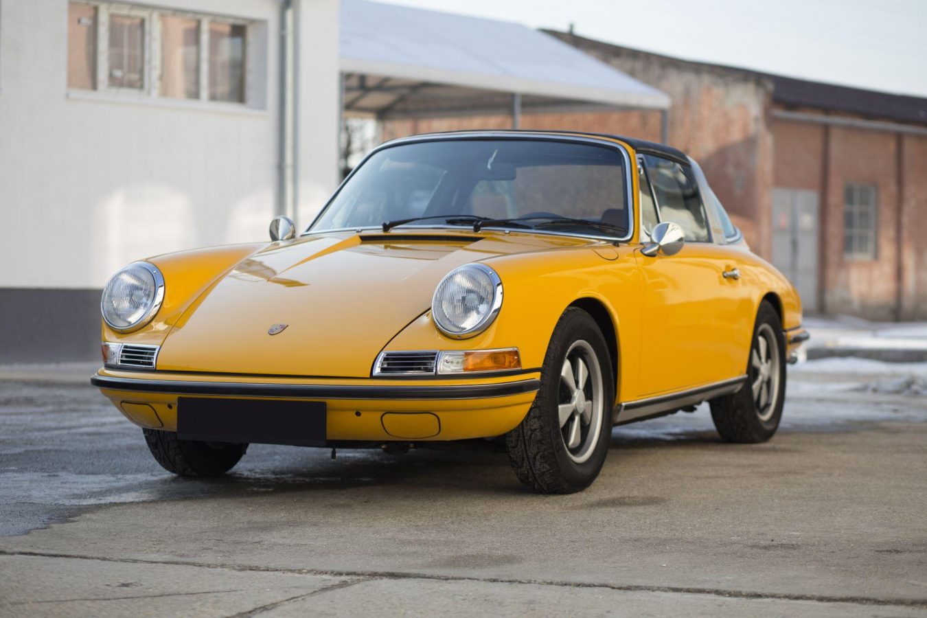 Gelber Porsche 911S Targa von Vehicle Experts