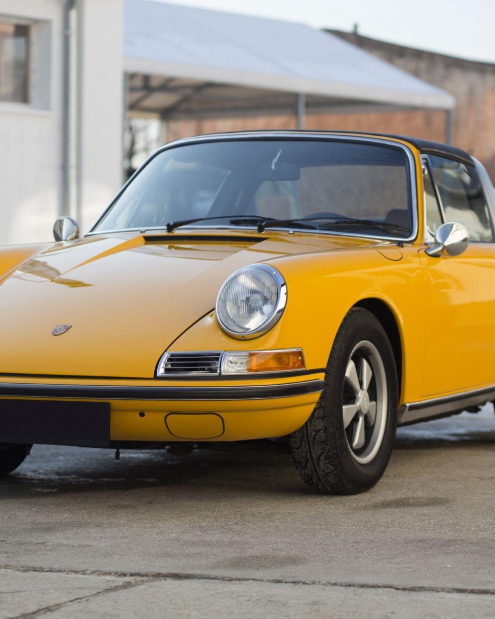 Gelber Porsche 911S Targa von Vehicle Experts