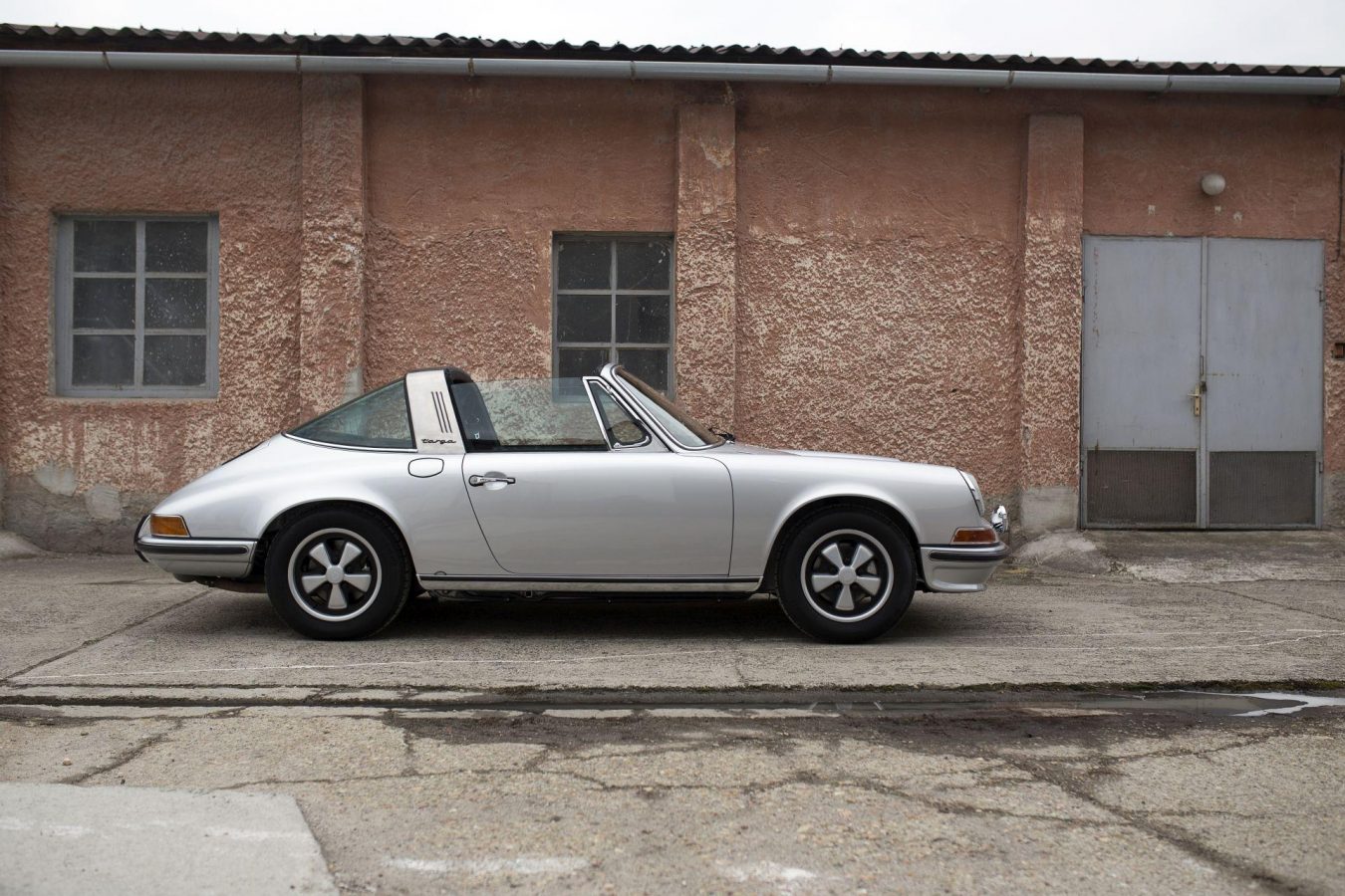 Silbergrauer Porsche 911S Targa