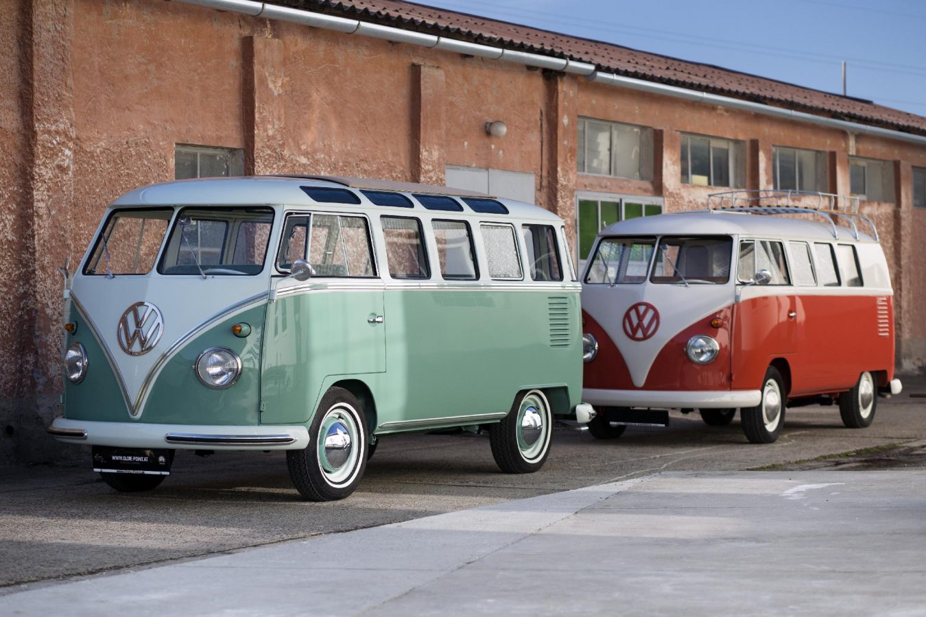 Zwei Volkswagen T1 Westfalia