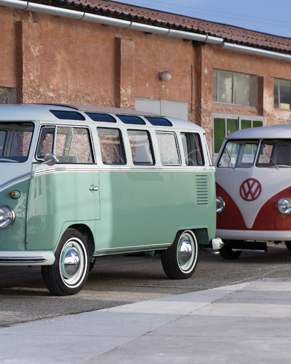Zwei Volkswagen T1 Westfalia
