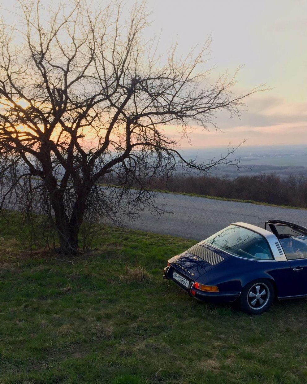 Blauer Porsche 911S Targa bei Sonnenuntergang