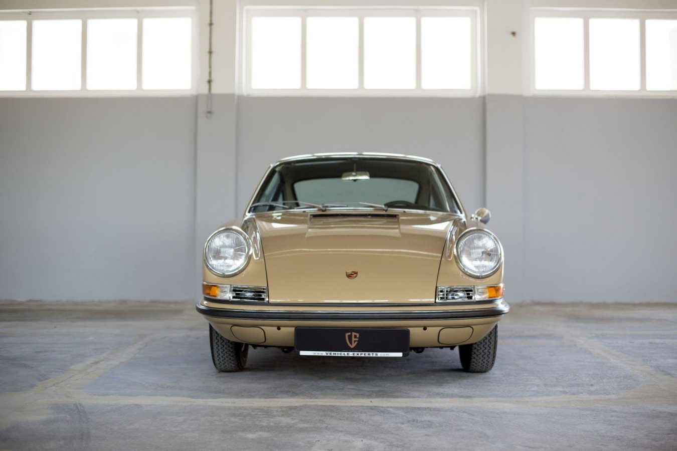 Sandfarbener Porsche 911S SWB in Werkstatt