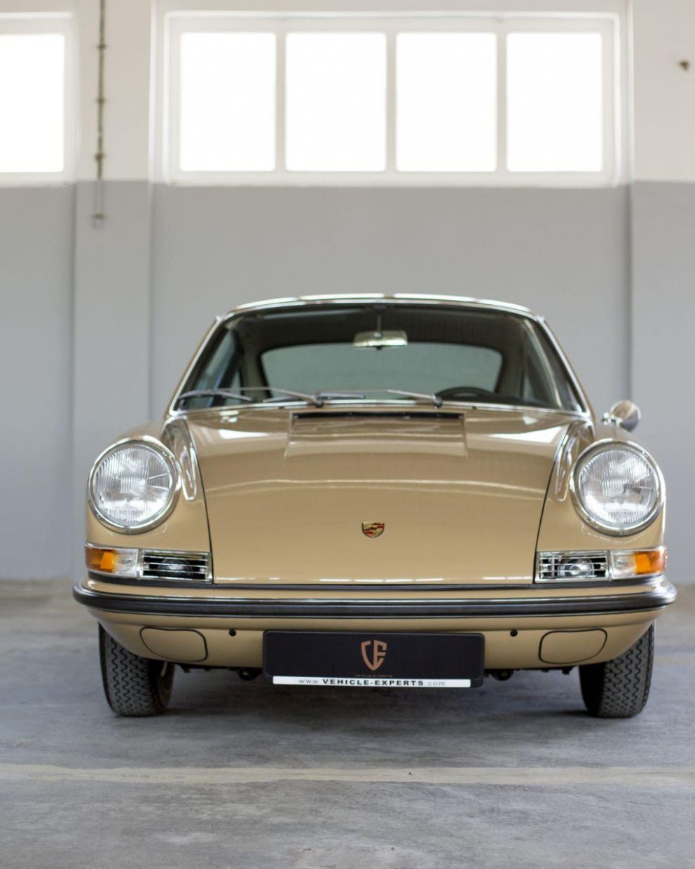 Sandfarbener Porsche 911S SWB in Werkstatt