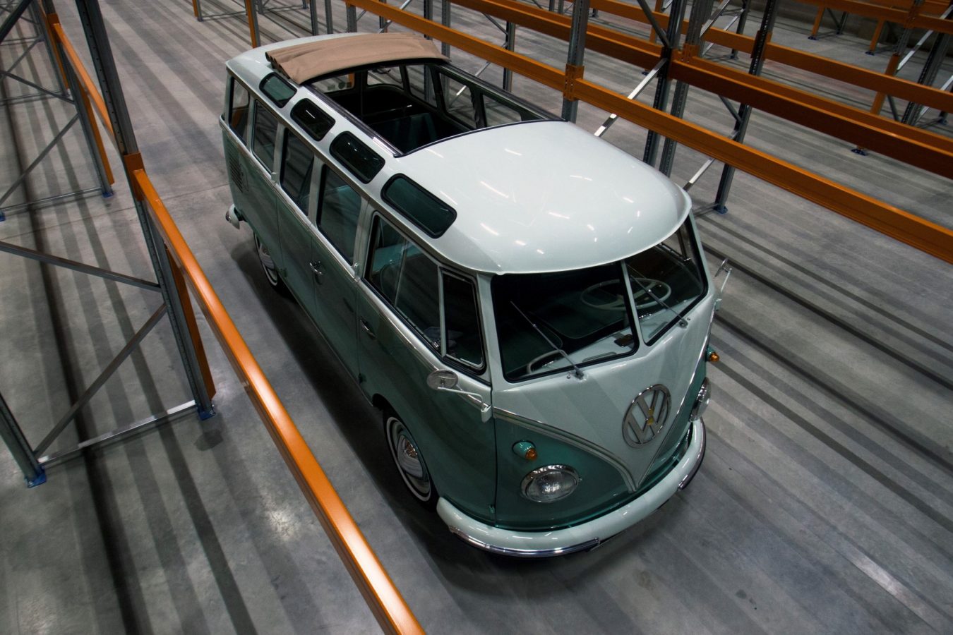 Volkswagen T1 Samba mit offenem Dach