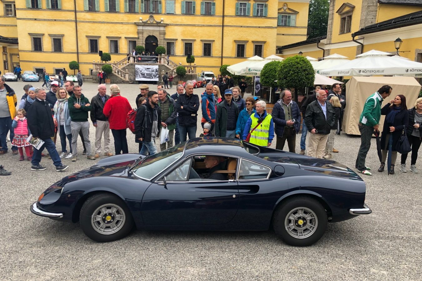 Fiat Dino im Schloss Hellbrunn