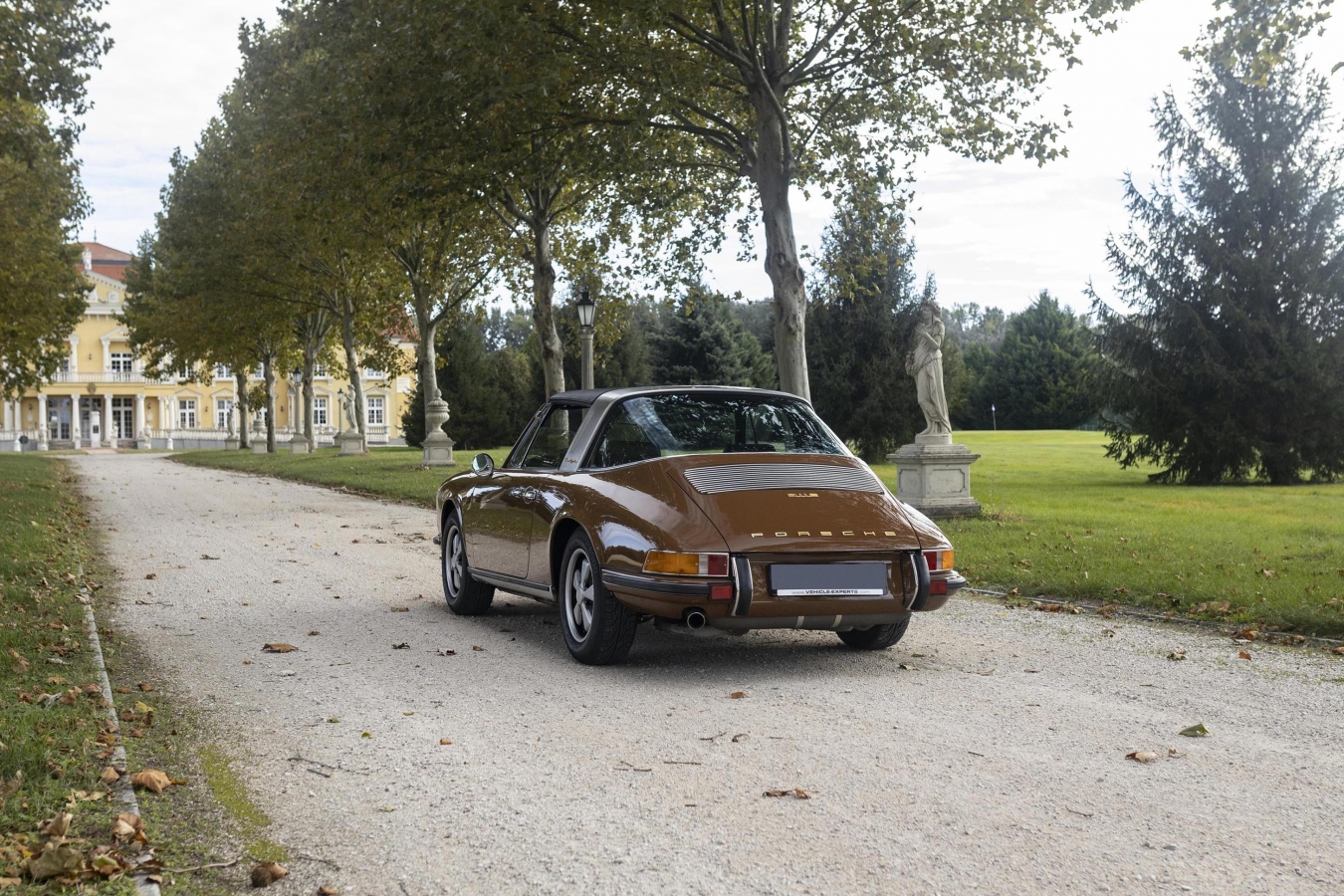 Sepiabraun Porsche 911 aus 9