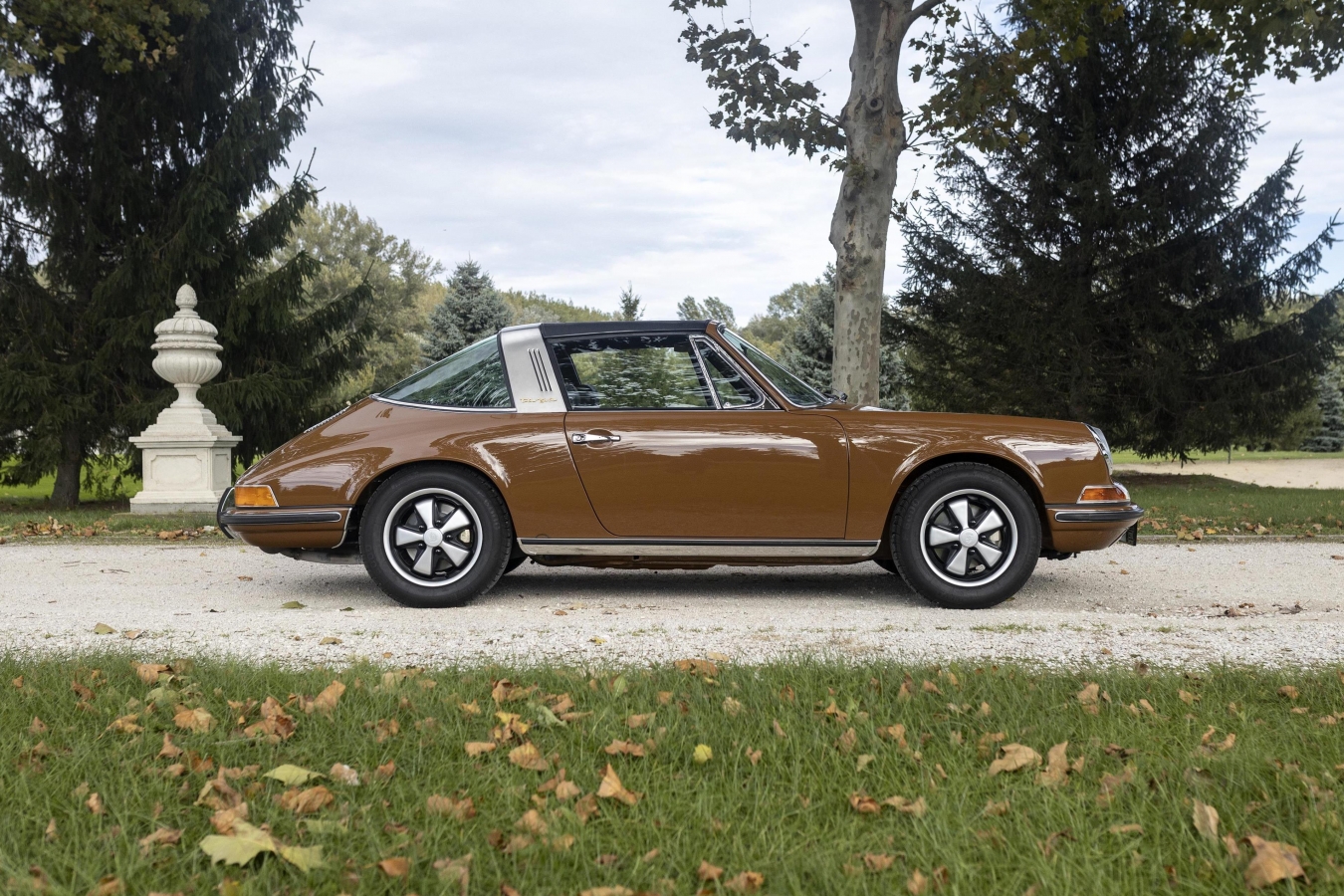 Sepiabraun Porsche 911 aus 10