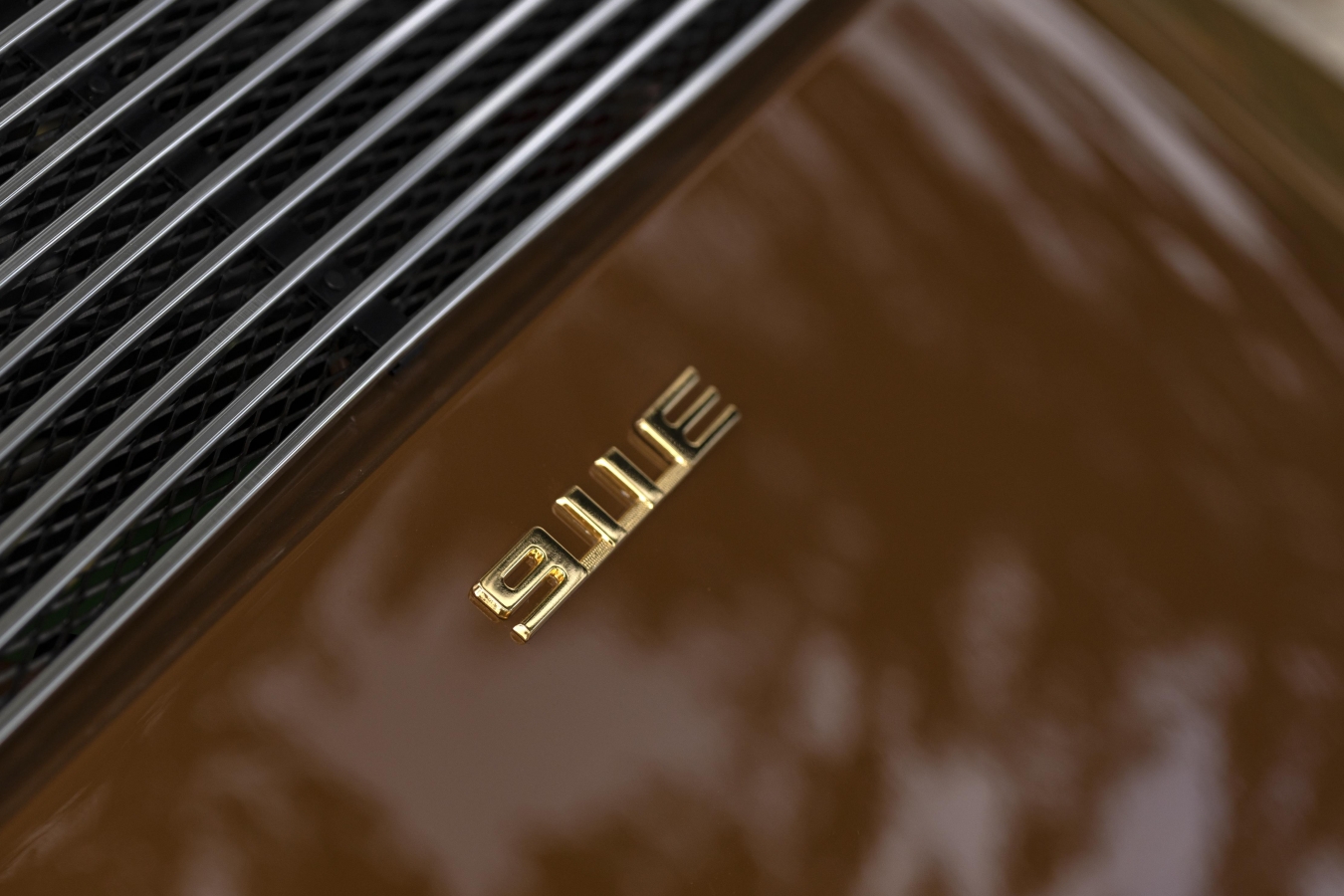Sepiabraun Porsche 911 aus 3