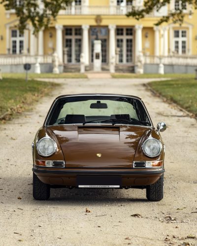 Sepiabraun Porsche 911 aus