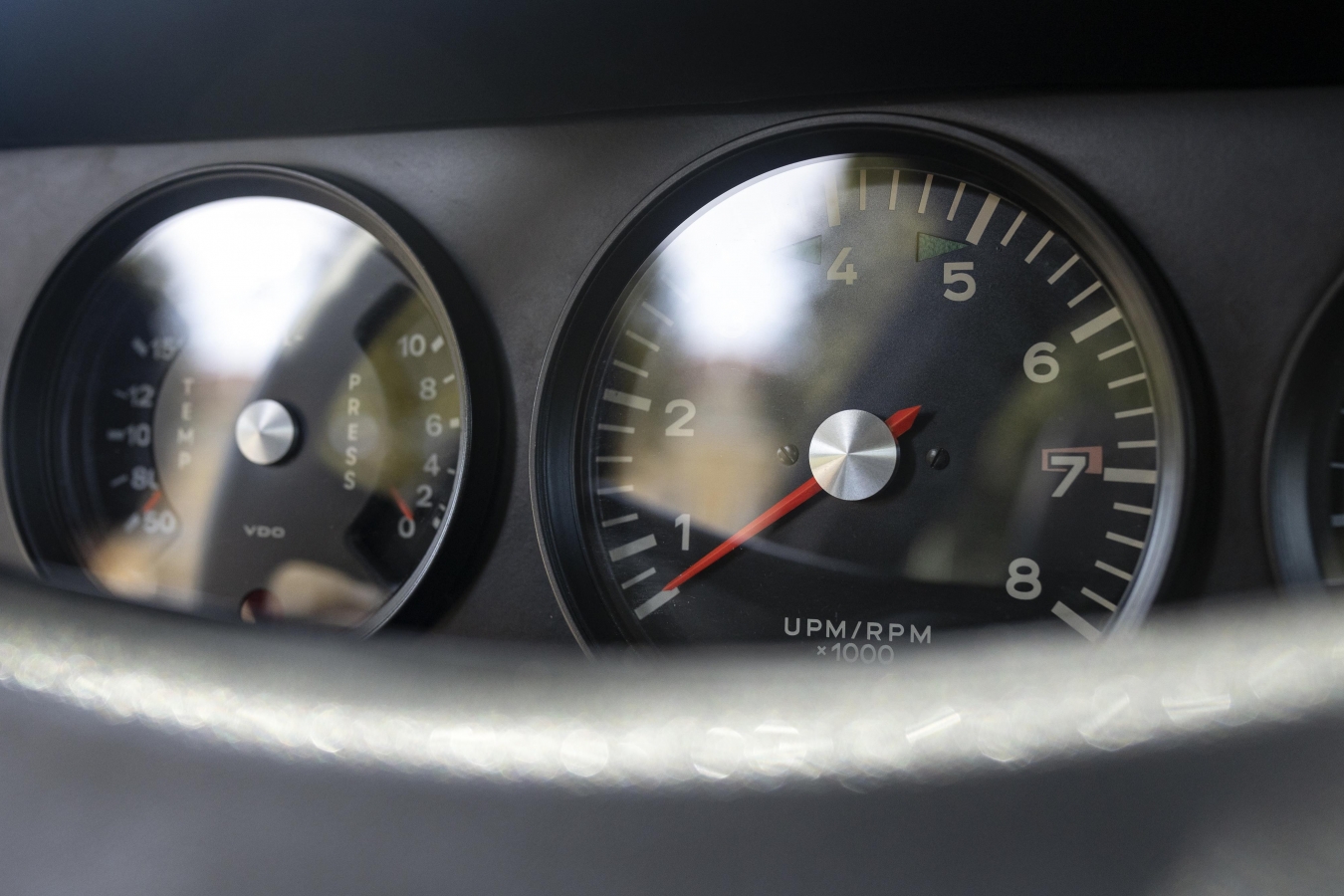 Sepiabraun Porsche 911 aus 5