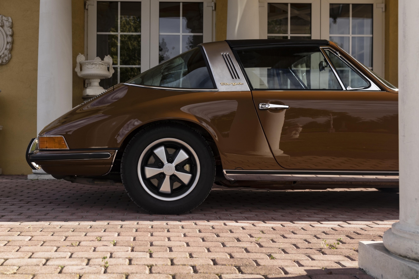 Sepiabraun Porsche 911 aus 6