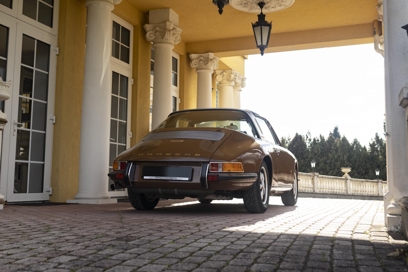 Sepiabraun Porsche 911 aus 7