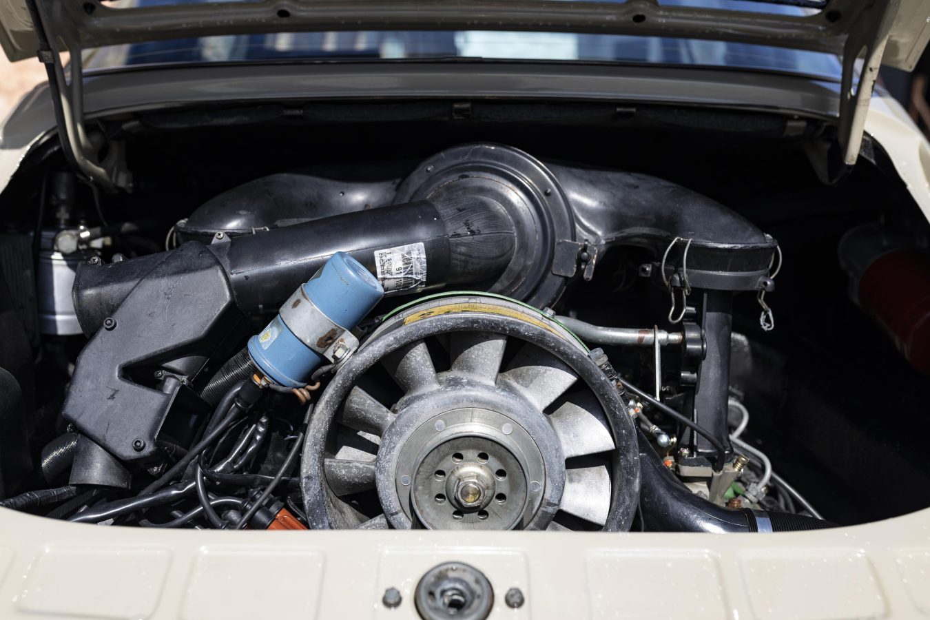 Porsche 911E Targa Ölklappe 14