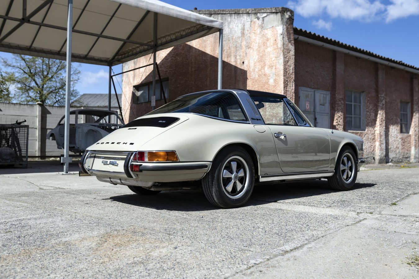 Porsche 911E Targa Ölklappe 16
