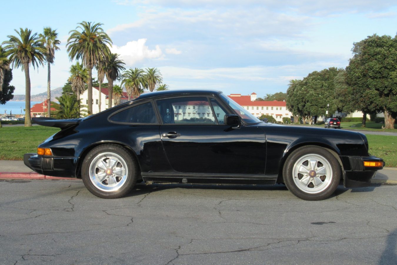 Porsche 911 Carrera Coupe 1985 6
