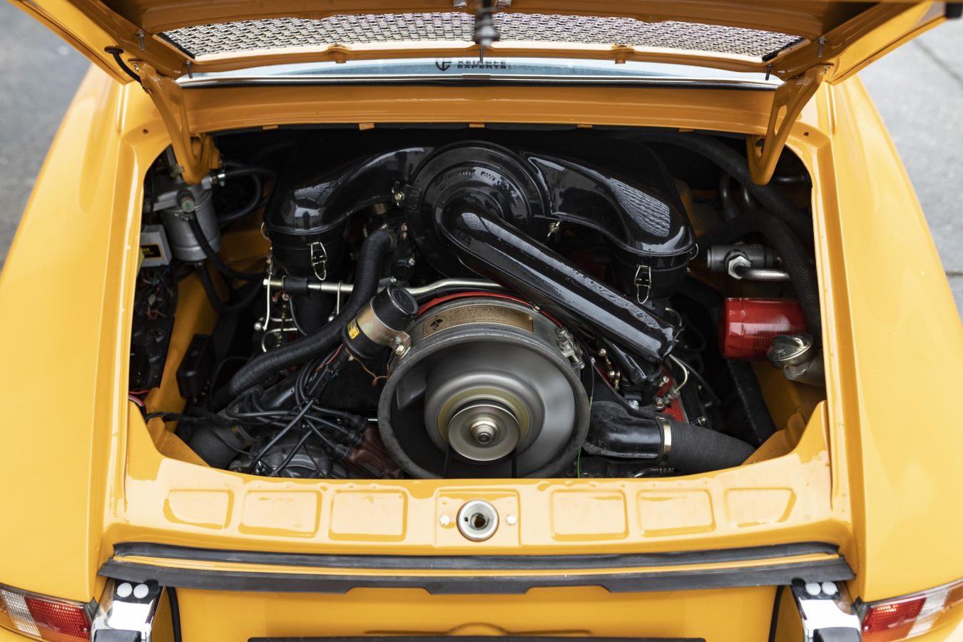 Porsche 911S Coupé Signalgelb 2